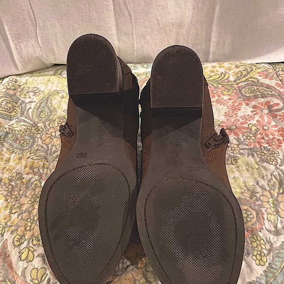 Saydie Mid Heel Belted Bootie
INDIGO RD Lug sole Round Toe Buckle strap 7.5M - Picture 5 of 5